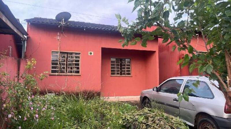 Casa com 2 quartos, varanda e 1 vaga de garagem