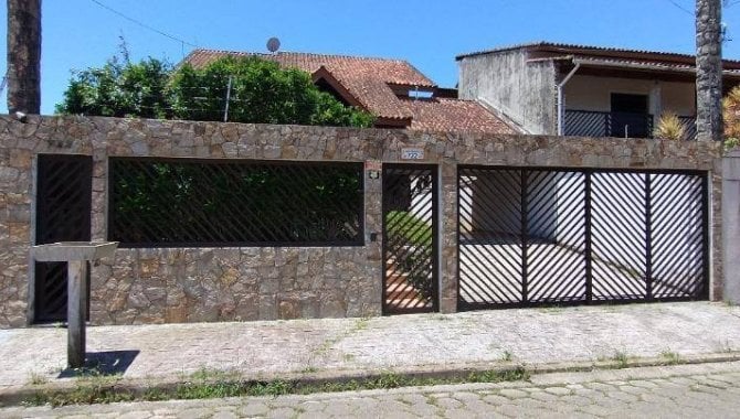 Casa Ocupada com 4 Quartos e 4 Banheiros em Peruíbe