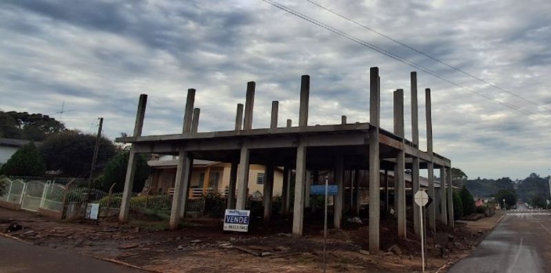 Terreno urbano 487m² com estrutura em construção, imóvel ocupado