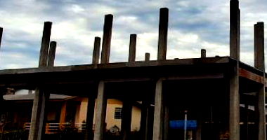 Terreno urbano 487m² com estrutura em construção, imóvel ocupado