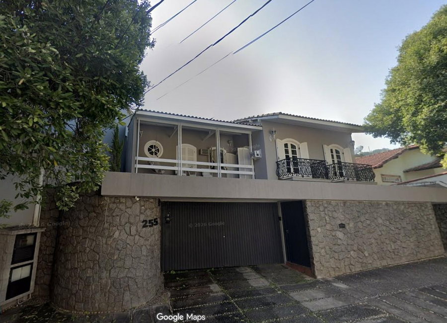 Casa com 5 quartos, 2 suítes, piscina e área de lazer