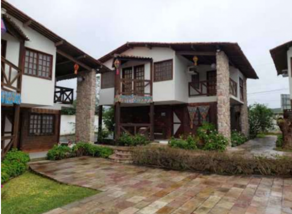 Casa com 3 quartos, 3 banheiros e área construída em condomínio