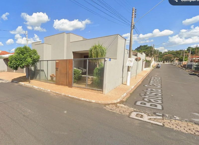 Casa com 2 suites, piscina e 3 vagas