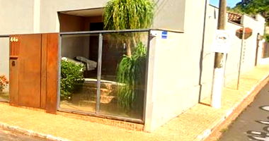 Casa com 2 suites, piscina e 3 vagas