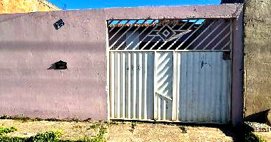 Casa com 2 quartos, 2 banheiros, sala, cozinha e 1 vaga