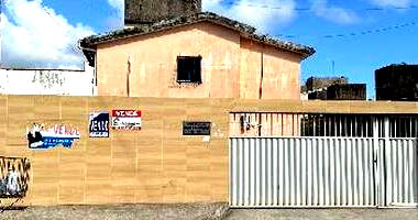 Casa em Paulista com 3 Quartos e Amplo Terreno