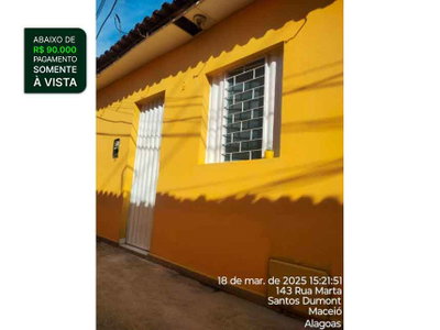 Casa ocupada com 48 m² construídos em terreno de 518 m²