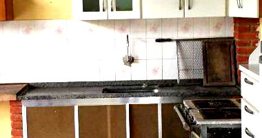 Casa com 1 vaga, terreno amplo e área construída generosa, ocupada