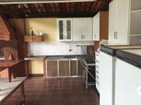 Casa com 1 vaga, terreno amplo e área construída generosa, ocupada
