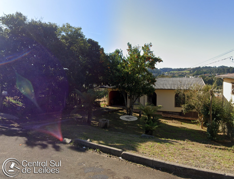 Terreno urbano 450m² com casa de 37 anos em boas condições