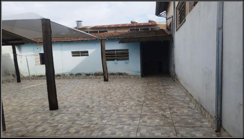 Casa com 3 quartos, barracão e área de 1050m², parcialmente reformado