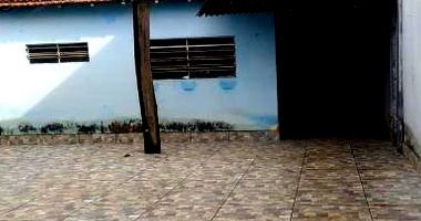 Casa com 3 quartos, barracão e área de 1050m², parcialmente reformado