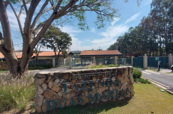 Casa com 3 suítes, piscina e área de 5.003 m² em condomínio fechado