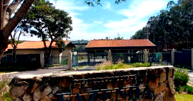 Casa com 3 suítes, piscina e área de 5.003 m² em condomínio fechado