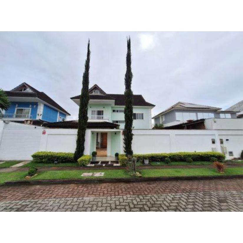 Casa ocupada com 242m² e 2 vagas de garagem