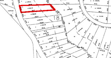 Terreno com 1.693,42m² em declive com vegetação nativa