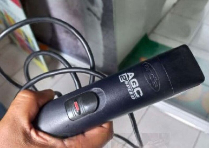 Máquina de Tosa ANDIS AGC2 em bom estado