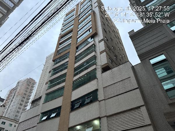 Apartamento com 4 quartos e 4 vagas em Meia Praia