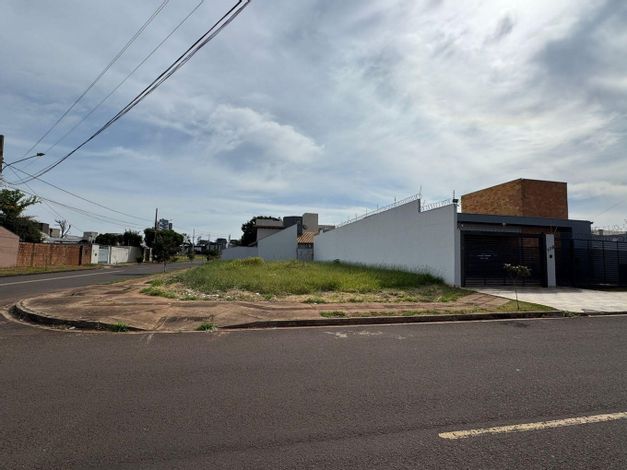 Terreno urbano de esquina com 360 m² em excelente localização