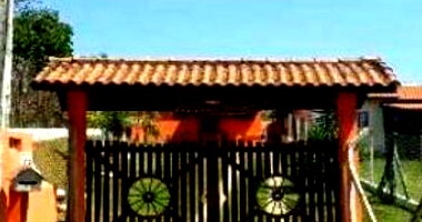 Casa Desocupada com Piscina e Amplo Terreno em Cotia/SP