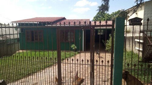 Casa padrão com 2 quartos, 1 banheiro, 1 vaga, área construída 111m², ocupada