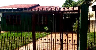Casa padrão com 2 quartos, 1 banheiro, 1 vaga, área construída 111m², ocupada