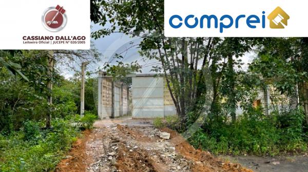 Terreno amplo de 10.000 m² com guarita, murado e construções deterioradas