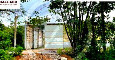 Terreno amplo de 10.000 m² com guarita, murado e construções deterioradas