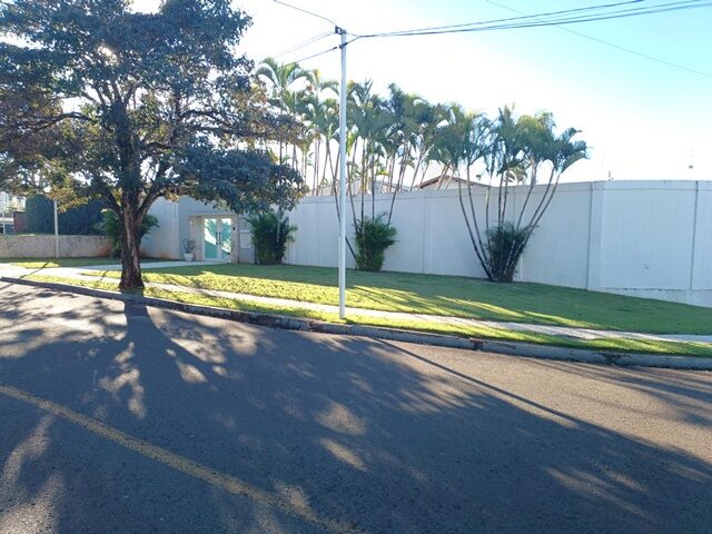 Residência de 429 m² em amplo terreno de 1.027 m²