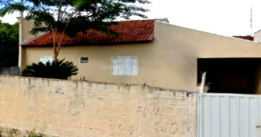 Casa Ocupada com 2 Quartos e 2 Banheiros em Leilão