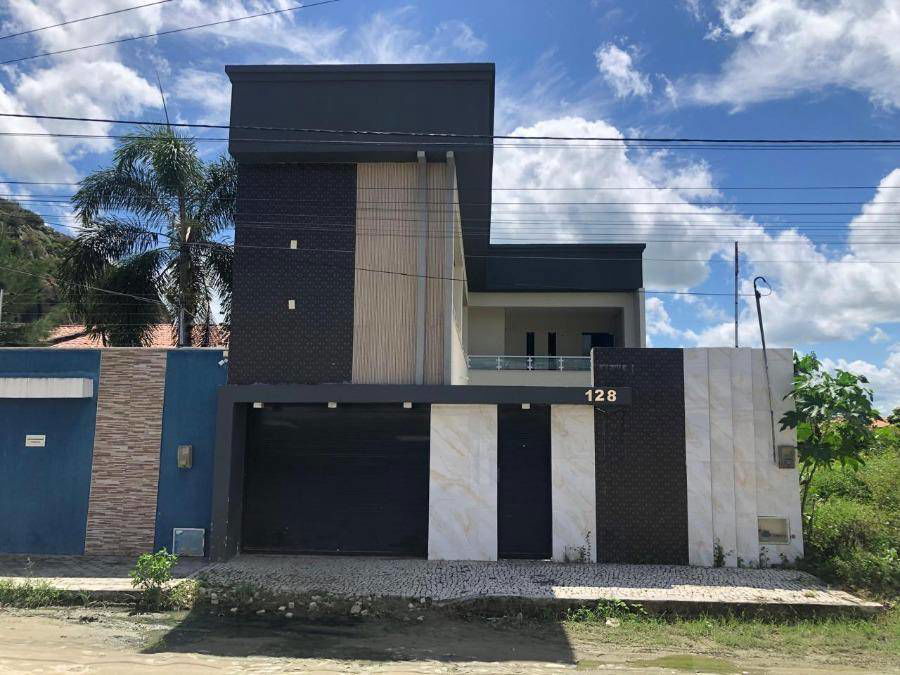 Casa desocupada com 240m² terreno e 345m² construída