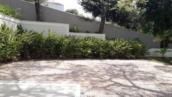 Casa ampla com 544m² construída em terreno de 5428m², ocupada