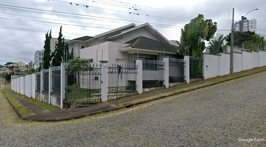 Casa com piscina e campo de futebol em Ponta Grossa