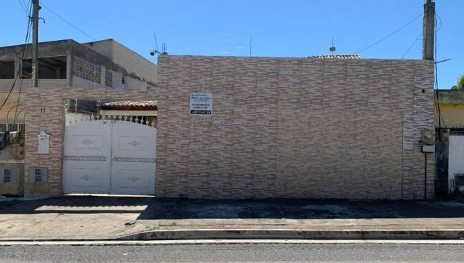 Casa com 4 quartos, 3 banheiros e 2 vagas de garagem
