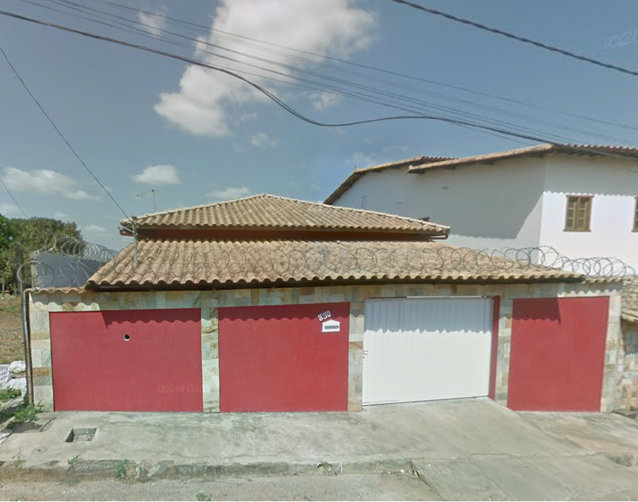 Casa Colonial 3 Quartos, 1 Banheiro e Garagem para 4 Veículos