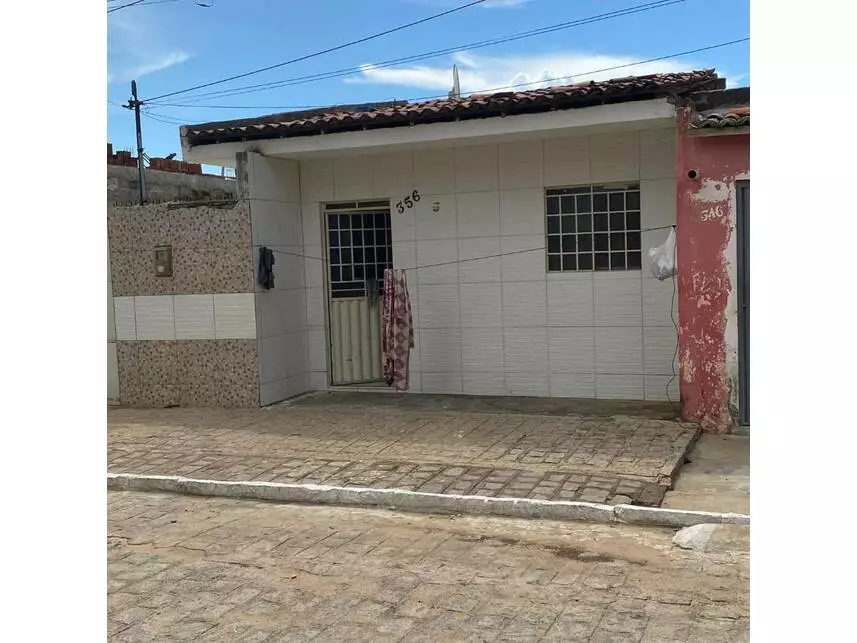 Casa padrão ocupada com 3 quartos, 2 banheiros e 2 vagas