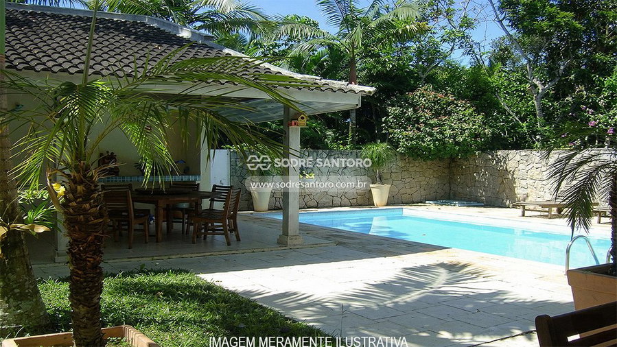 Casa com piscina desocupada, 234,15m² construídos, 495m² de terreno