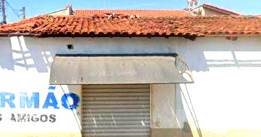 Casa de Esquina com Anexo Comercial e Garagem para 1 Veículo