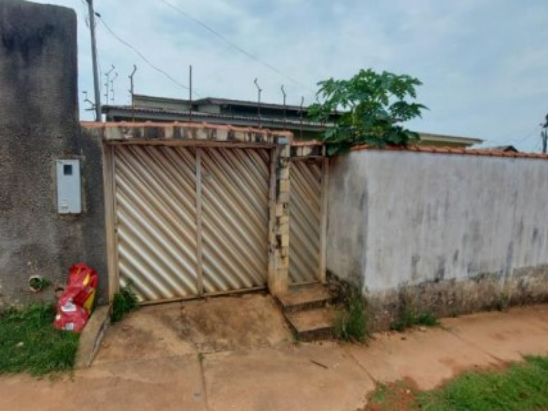 Casa residencial com 2 dormitórios, 1 suíte, varanda e 2 vagas