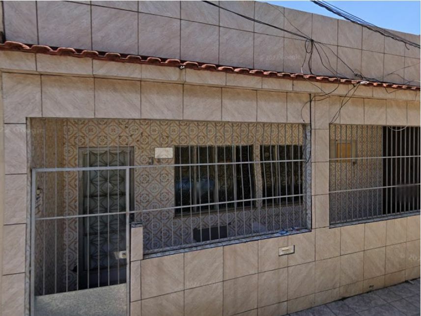 Casa Ocupada com 3 Quartos e 2 Banheiros em Vila Emil