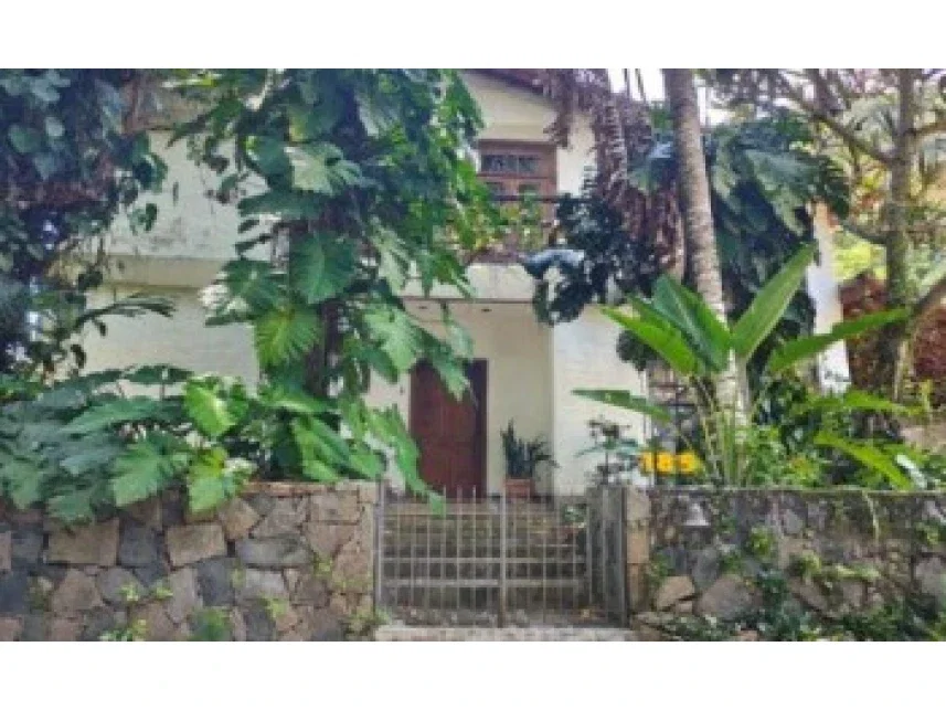 Casa ocupada com 447 m² construídos e amplo terreno