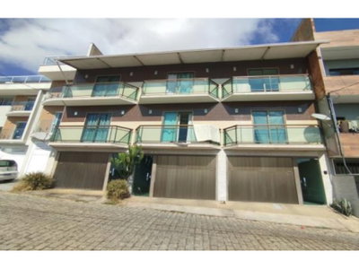 Casa ocupada com 3 vagas e 327,12 m² construídos