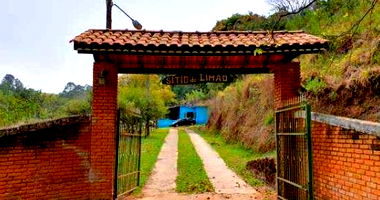 Sítio com 2 suítes, 2 dormitórios, piscina e benfeitorias diversas