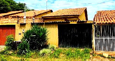Casa com 2 quartos, varanda e vaga de garagem