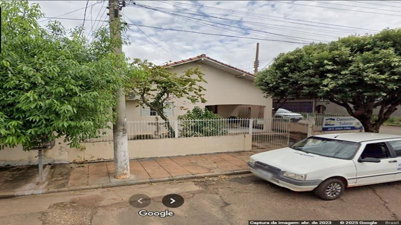 Casa Residencial em Boa Localização com Benfeitorias
