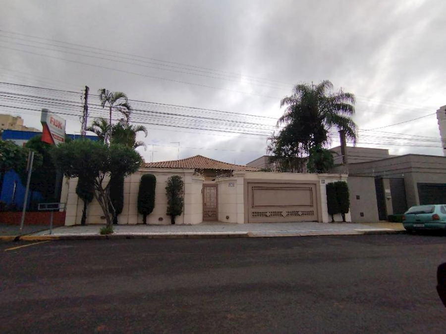 Casa padrão com 3 quartos, 2 banheiros e 2 vagas, ocupada