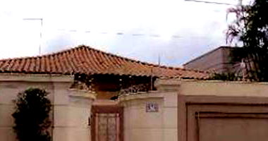 Casa padrão com 3 quartos, 2 banheiros e 2 vagas, ocupada