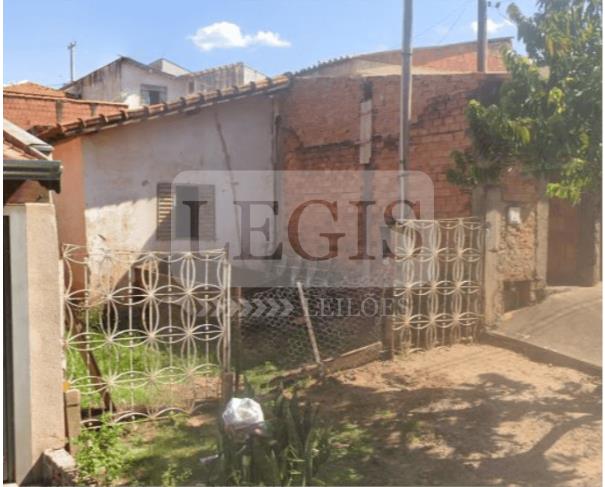 Casa com 2 cômodos e 1 banheiro, área de 150m², desocupada