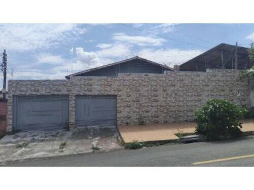 Casa com 3 Quartos e Barracão em Goiânia