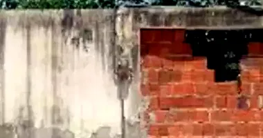 Casa geminada com 81m² construída, 50% fração ideal, imóvel ocupado
